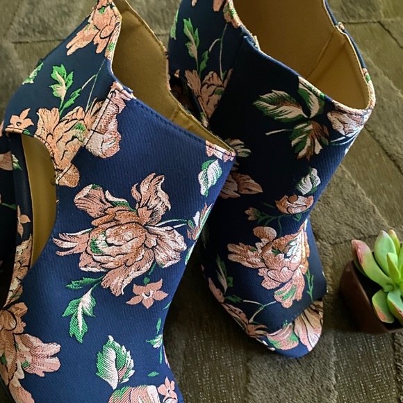 Flower Booties - Picture 3 of 7